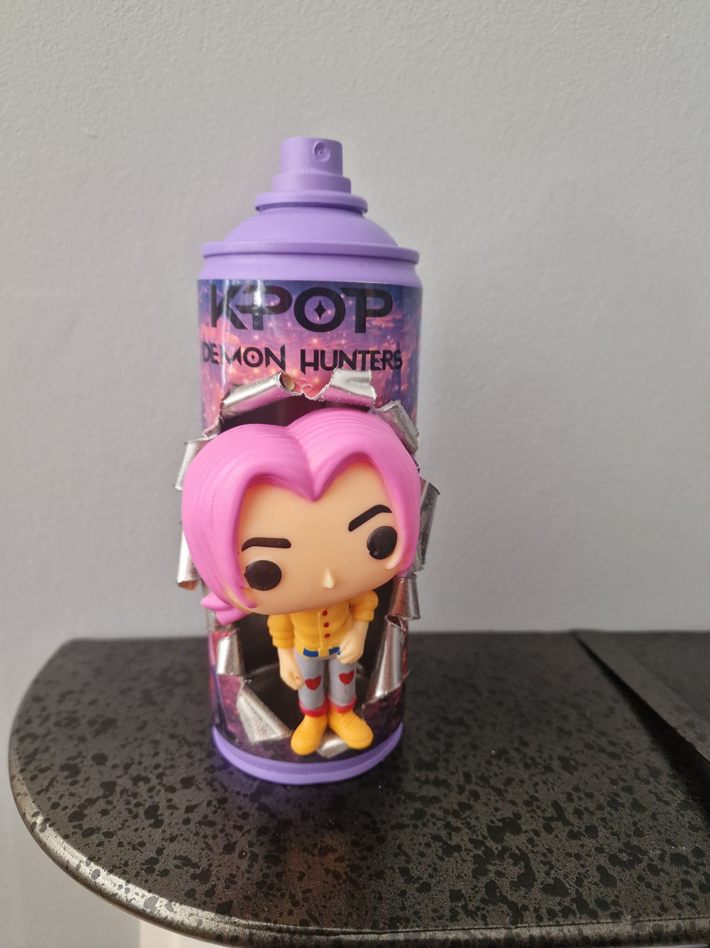 Bombe de peinture custom  – Figurine  romance Kpop demon hunter pop culture artisanale