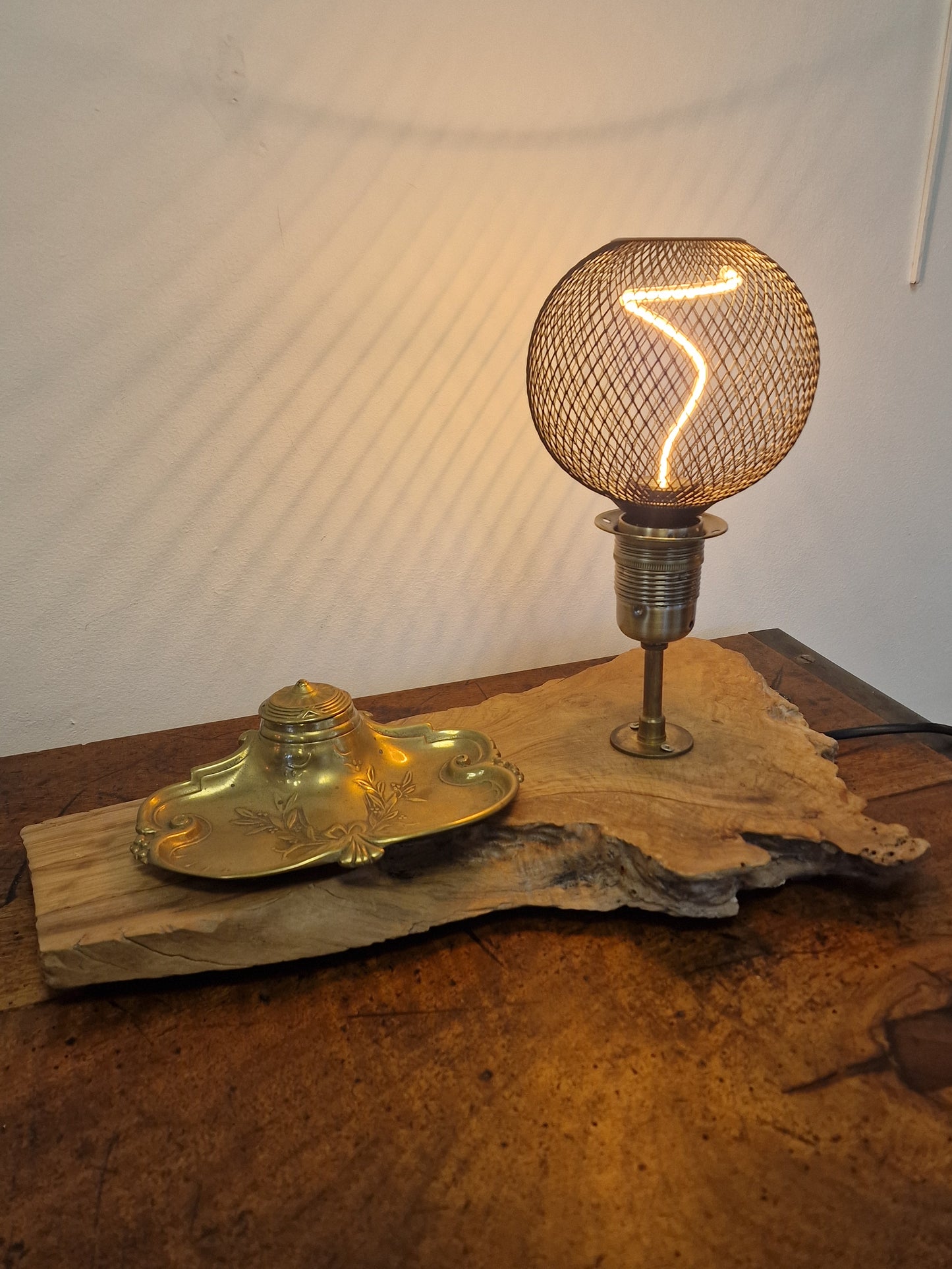 Lampe Artisanale en Bois Massif avec Encrier Vintage & Ampoule LED Cage – Création Unique en Ardèche