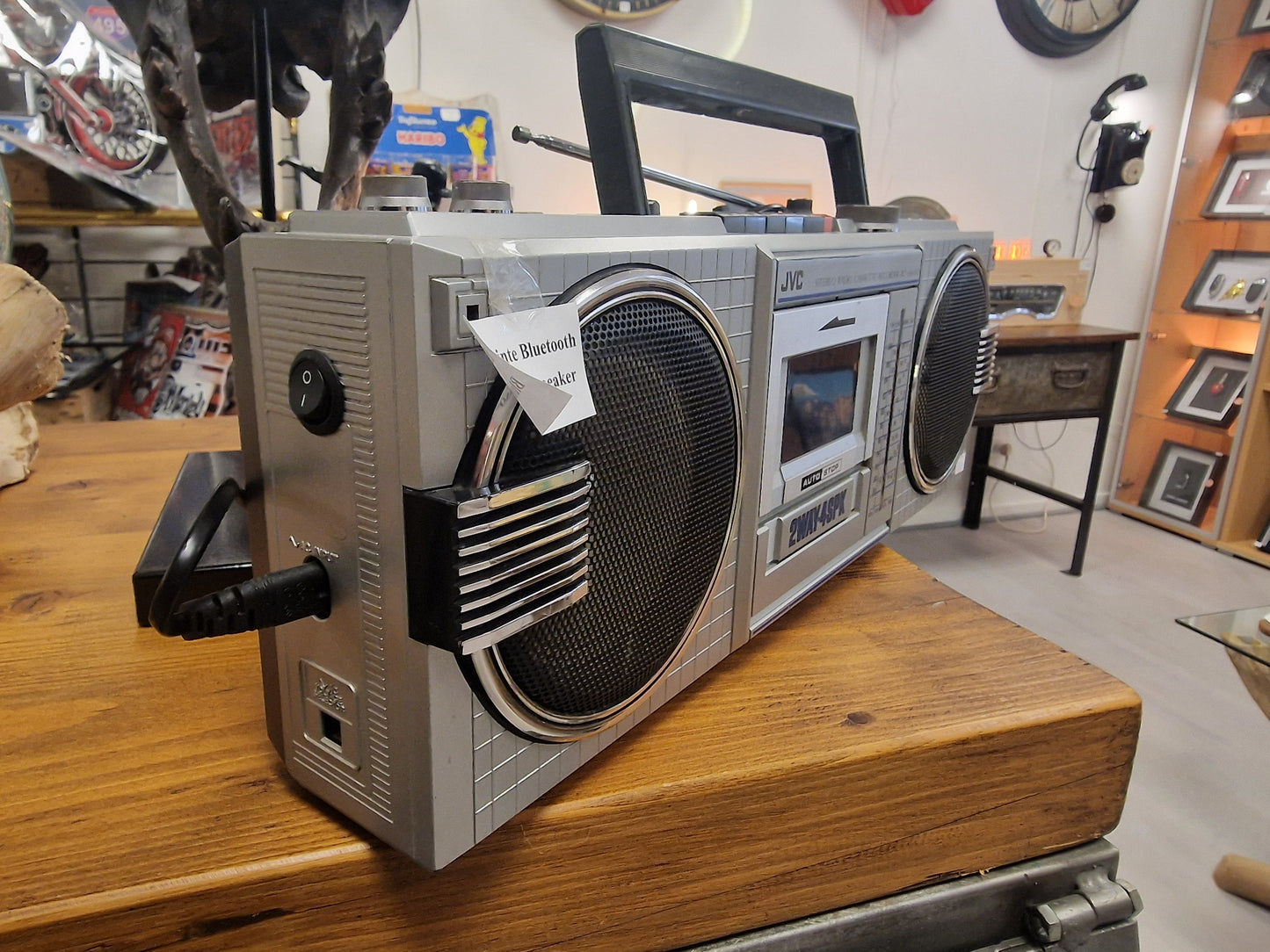 Boombox JVC Vintage – Enceinte Bluetooth Rénovée avec Radio d’Origine & Batterie Rechargeable