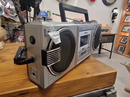 Boombox JVC Vintage – Enceinte Bluetooth Rénovée avec Radio d’Origine & Batterie Rechargeable