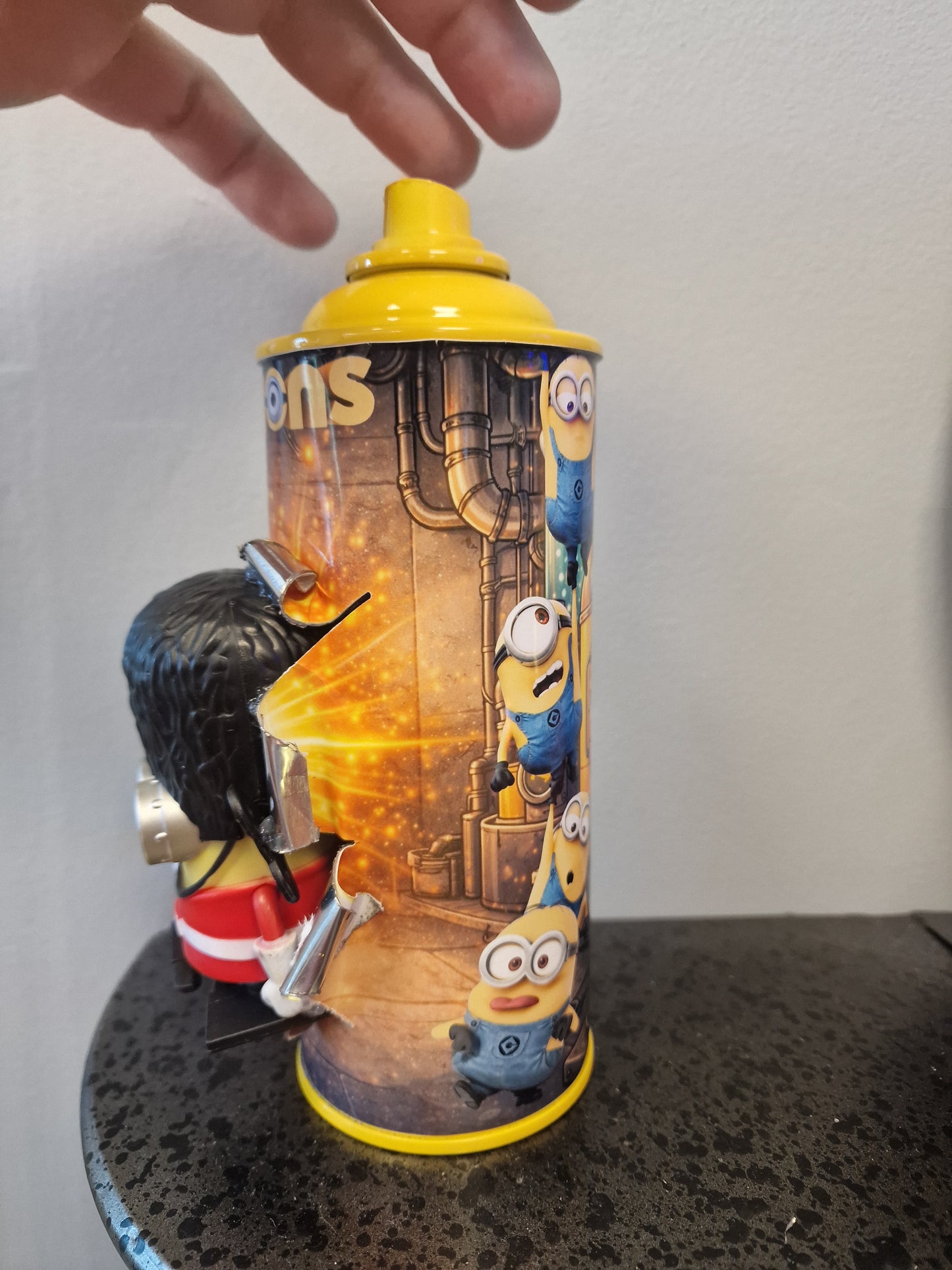 Bombe de peinture custom minions– Figurine des minions England pop culture artisanale