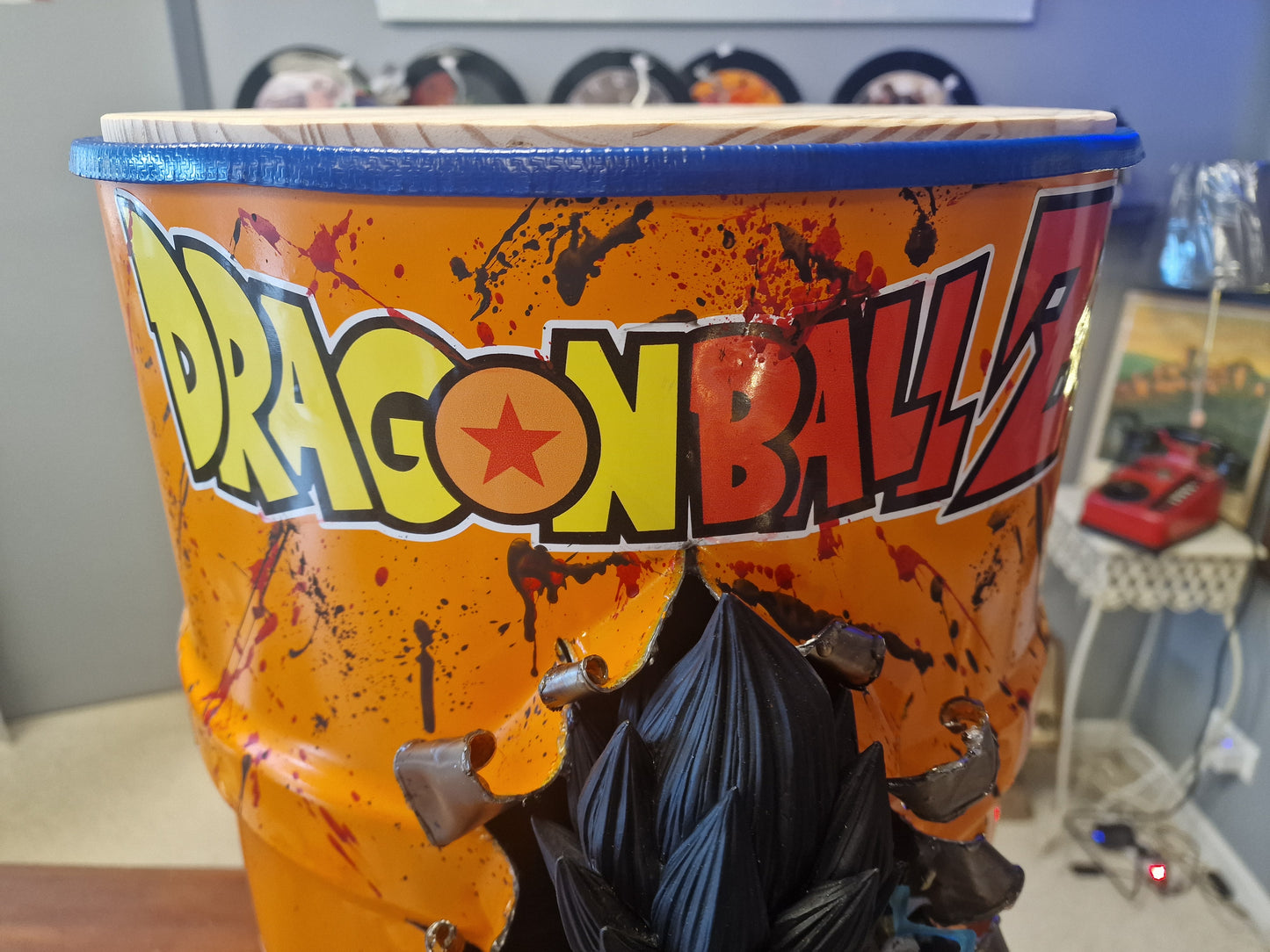 Table d’appoint Dragon Ball Z avec Végéta – Bidon métal custom 60L transformé en meuble design geek