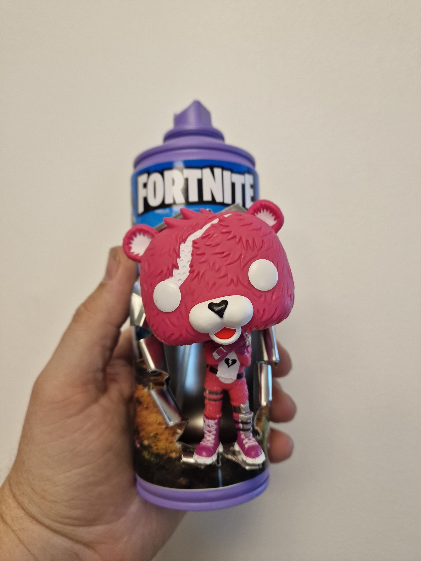 Bombe de peinture customisée Fortnite – Cuddle Team Leader | Décoration gaming artisanale unique