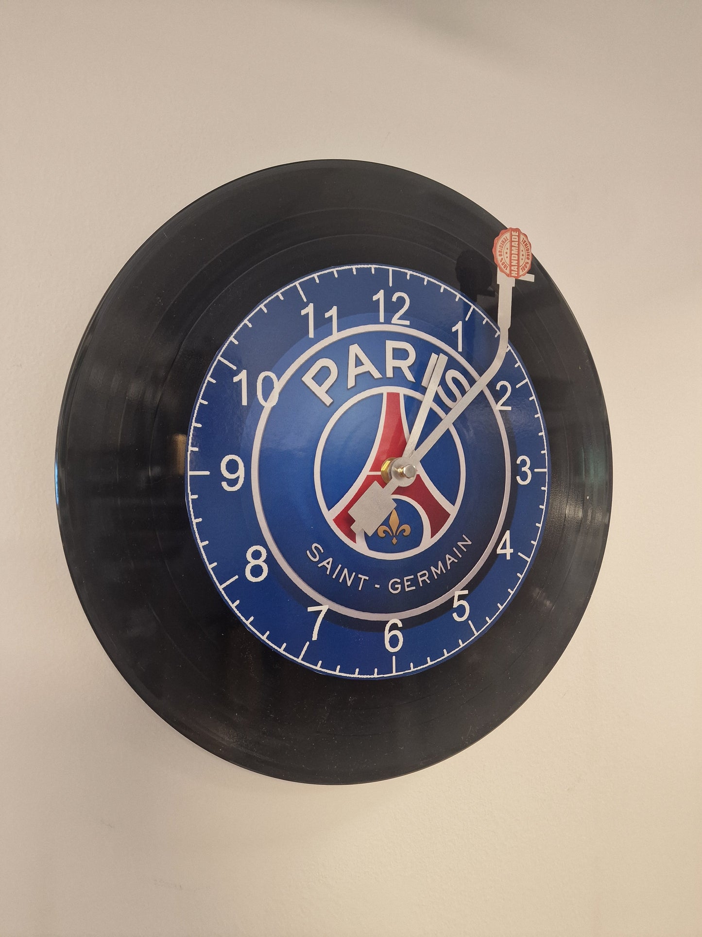Horloge Vinyle paris St Germain – Une Horloge Vintage Unique pour les Fans de psg