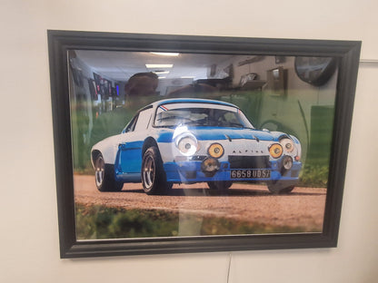 Cadre décoratif Alpine – Photographie Alpine A110 avec phares lumineux intégrés (Format 54 × 74 cm)