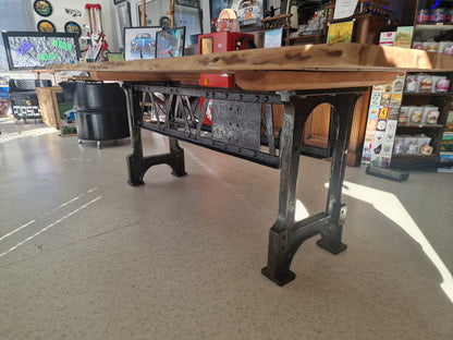 Table industrielle vintage 200 cm – Pieds de machine industrielle anciens & poutres rivetées