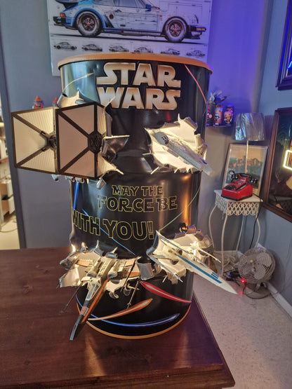 Table d’appoint Star Wars artisanale – Bidon 60L effet explosion avec vaisseaux 3D et éclairage LED