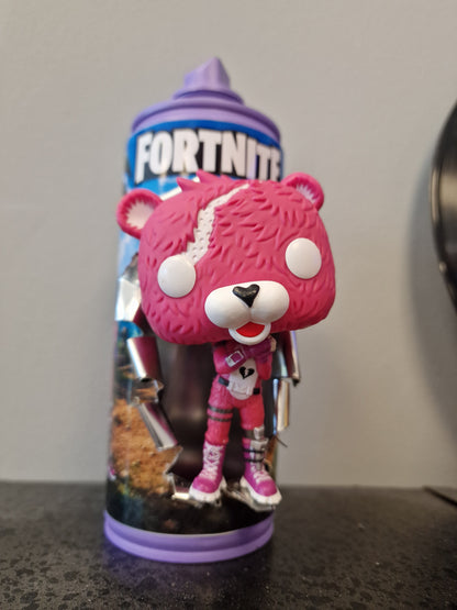 Bombe de peinture customisée Fortnite – Cuddle Team Leader | Décoration gaming artisanale unique