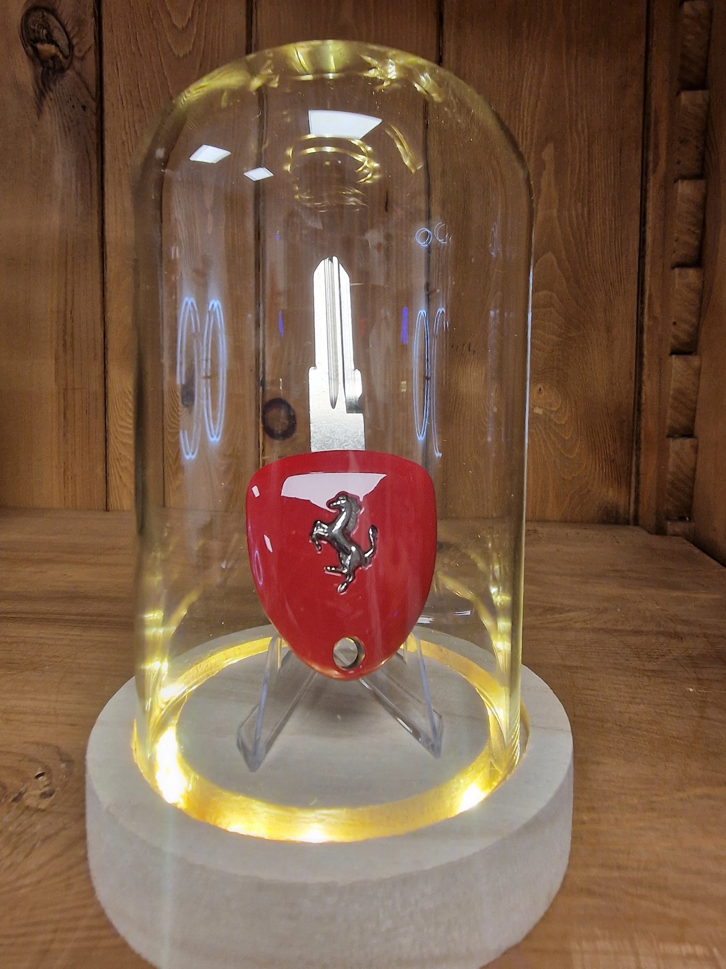Clé Ferrari Sous Cloche LED – Objet de Collection Automobile