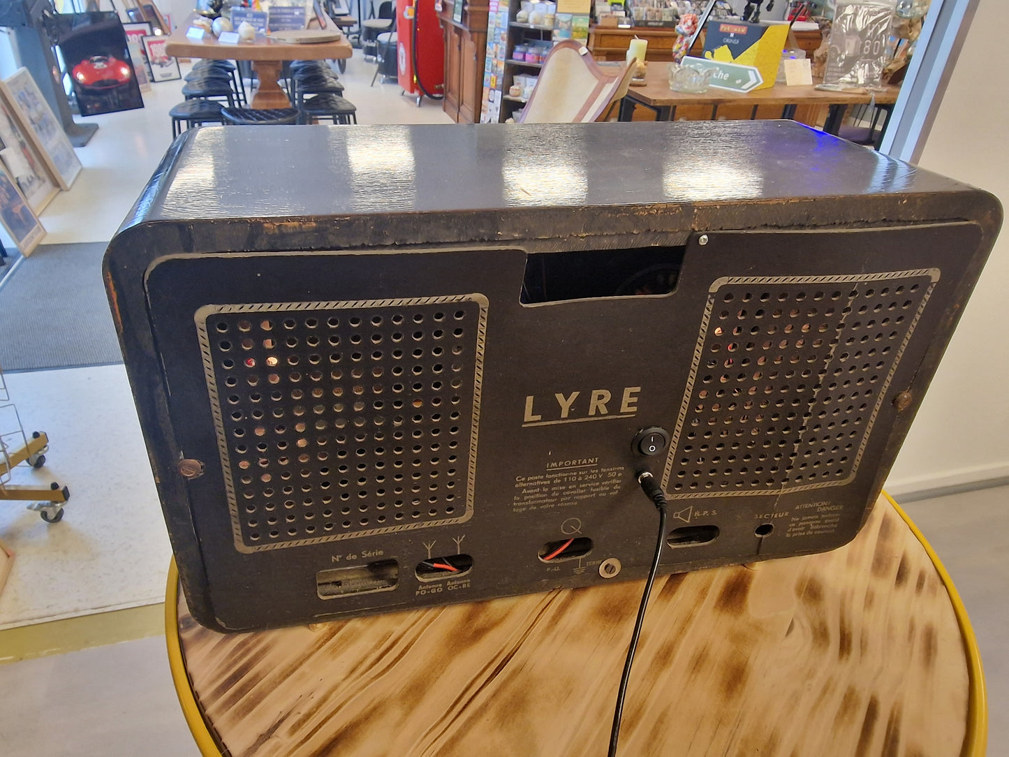 Radio vintage Lyre transformée en enceinte Bluetooth
