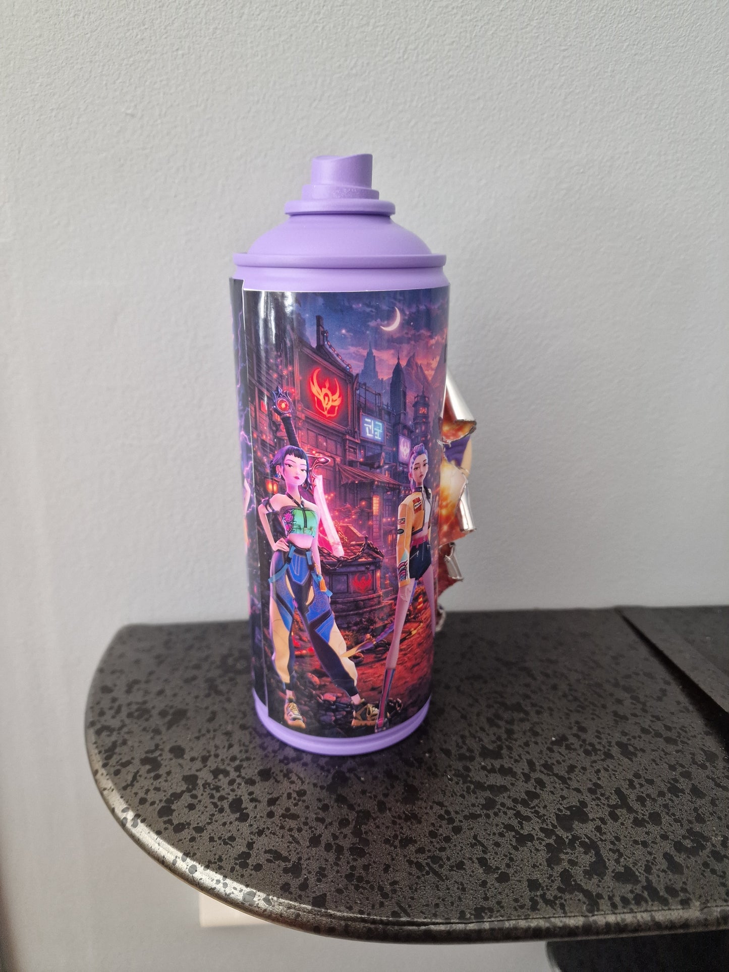 Bombe de peinture custom  – Figurine  rumi Kpop demon hunter pop culture artisanale