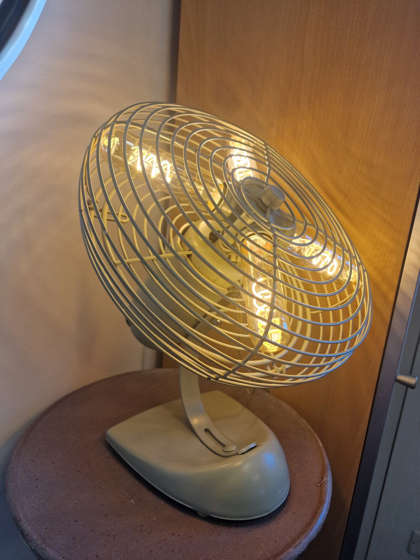 Lampe industrielle vintage en ancien ventilateur – Création unique avec 4 ampoules LED