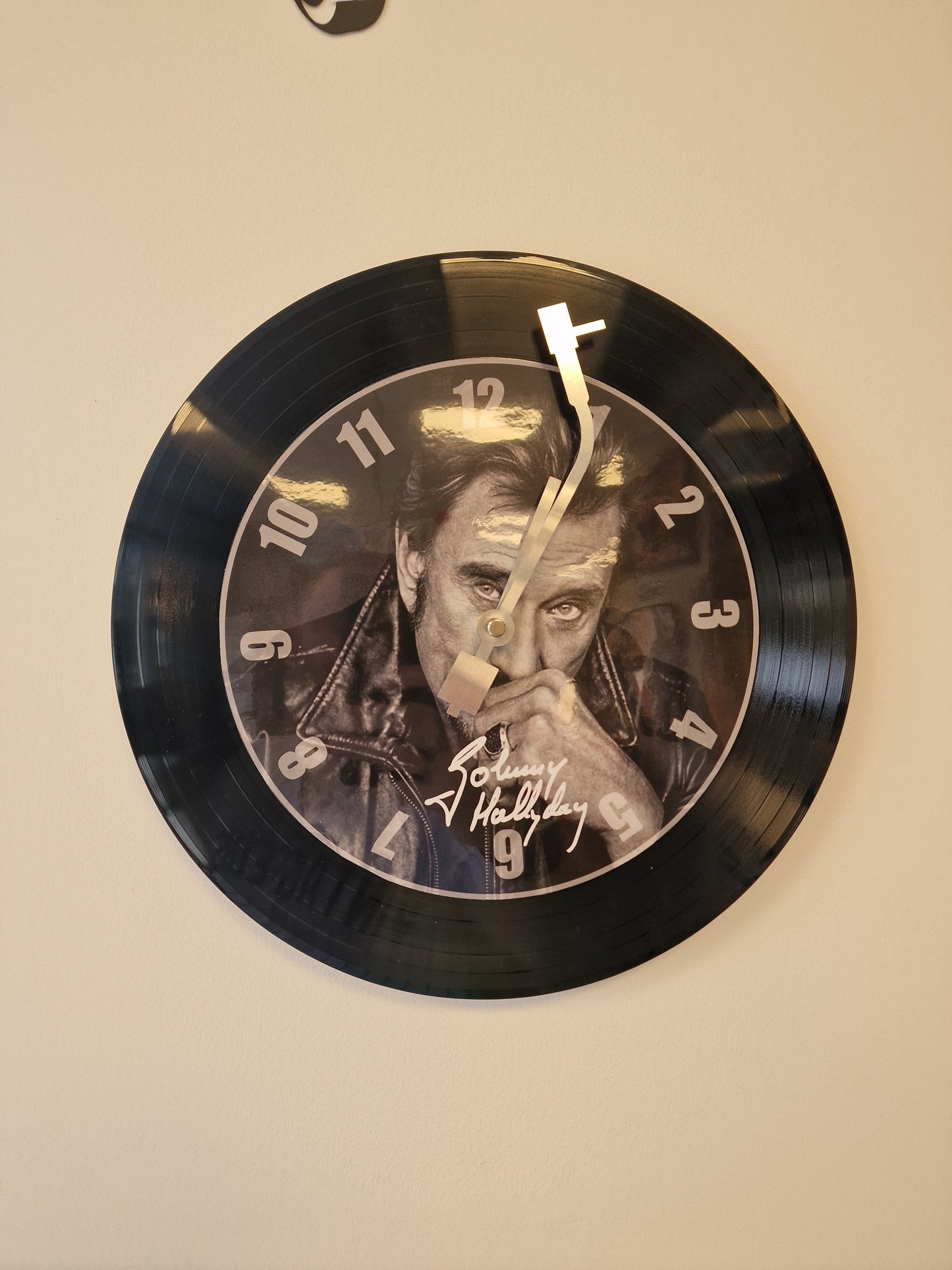 Horloge Vinyle Johnny Hallyday – Une Horloge Vintage Unique pour les Fans de Johnny Hallyday