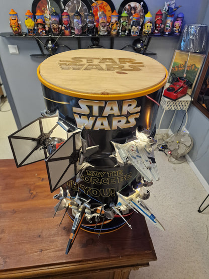Table d’appoint Star Wars artisanale – Bidon 60L effet explosion avec vaisseaux 3D et éclairage LED