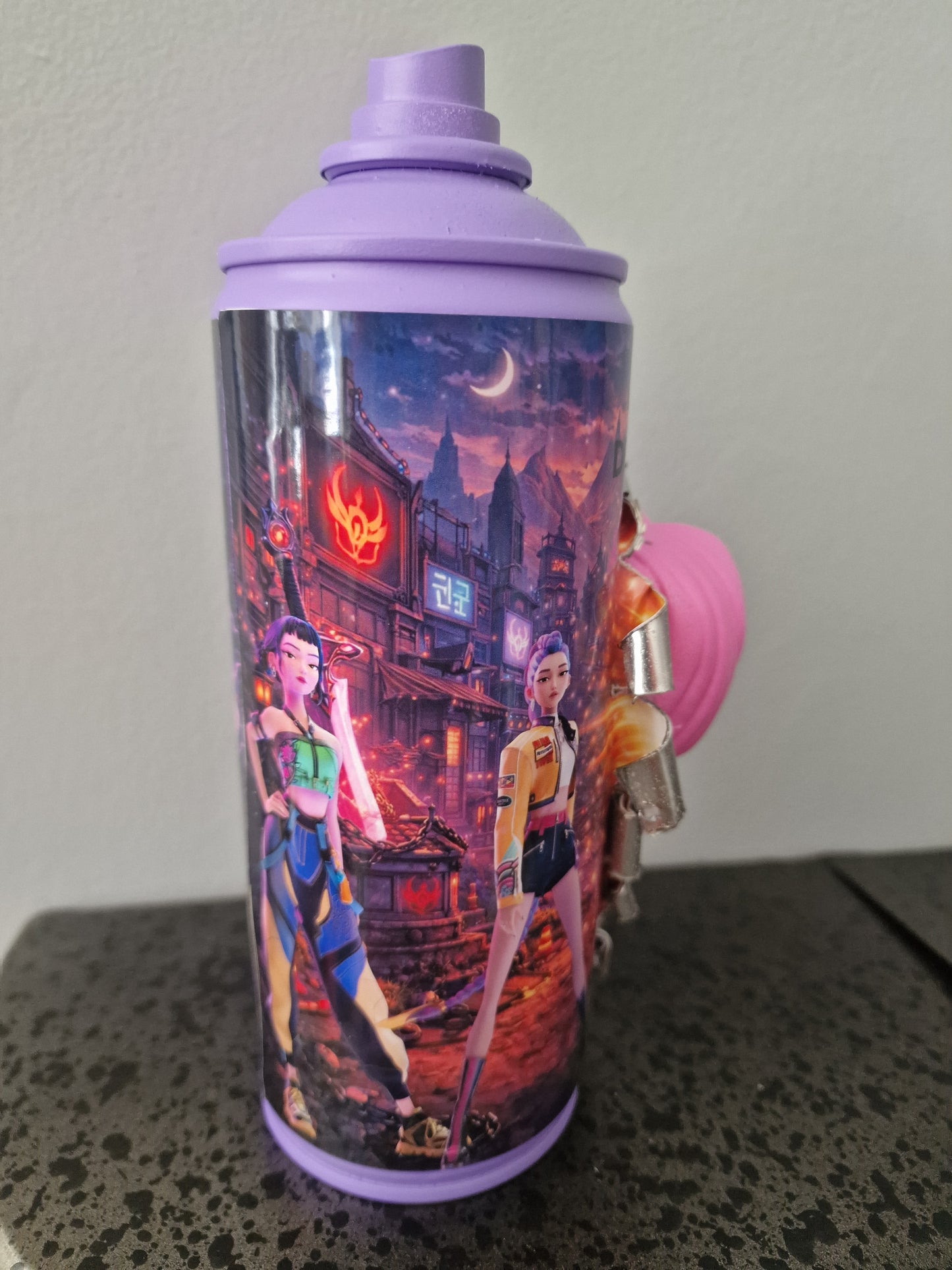 Bombe de peinture custom  – Figurine  romance Kpop demon hunter pop culture artisanale