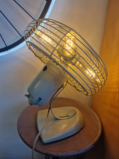 Lampe industrielle vintage en ancien ventilateur – Création unique avec 4 ampoules LED