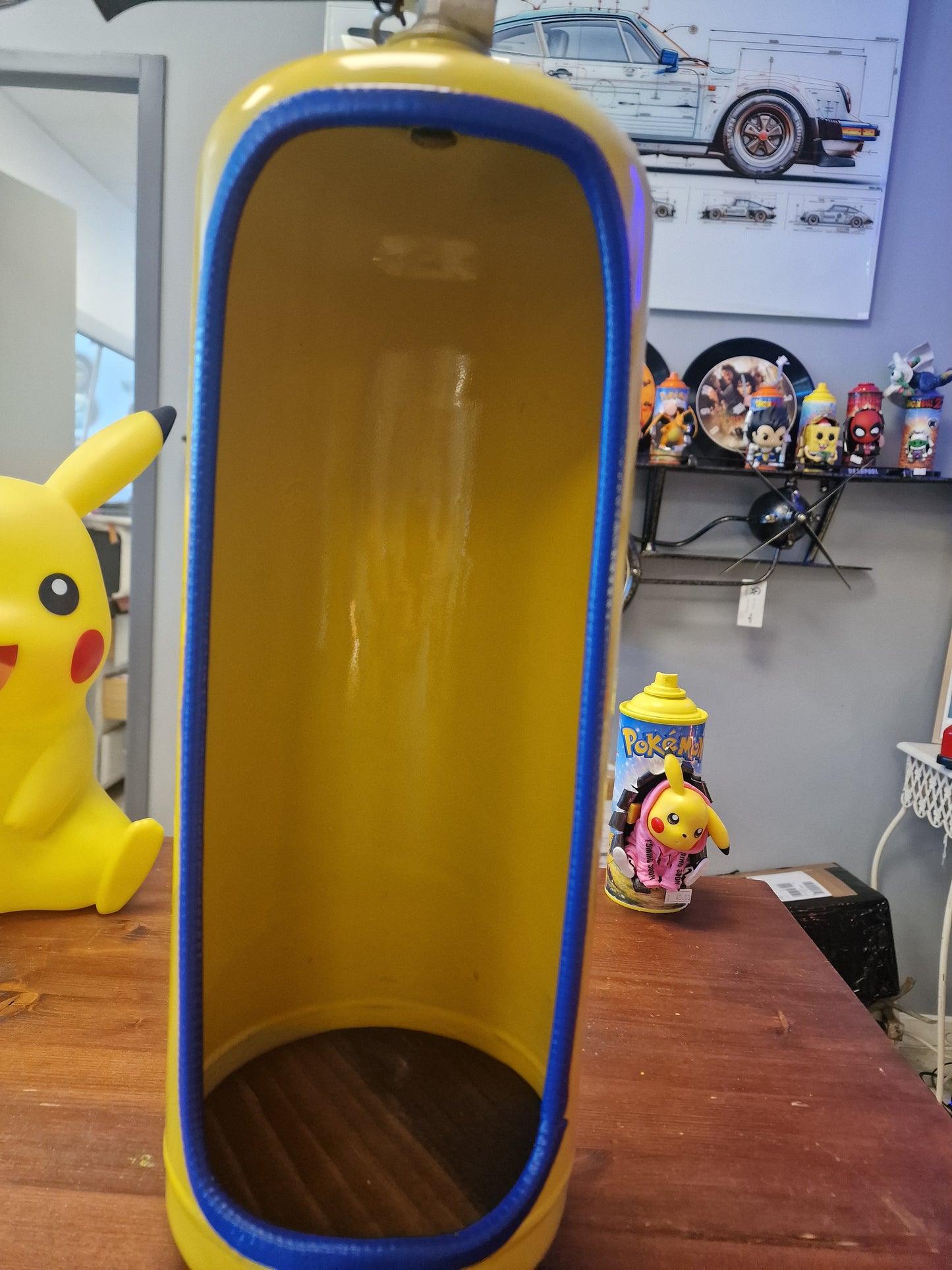 Extincteur Custom Pikachu – Objet de décoration Pokémon avec rangement secret pour bouteille