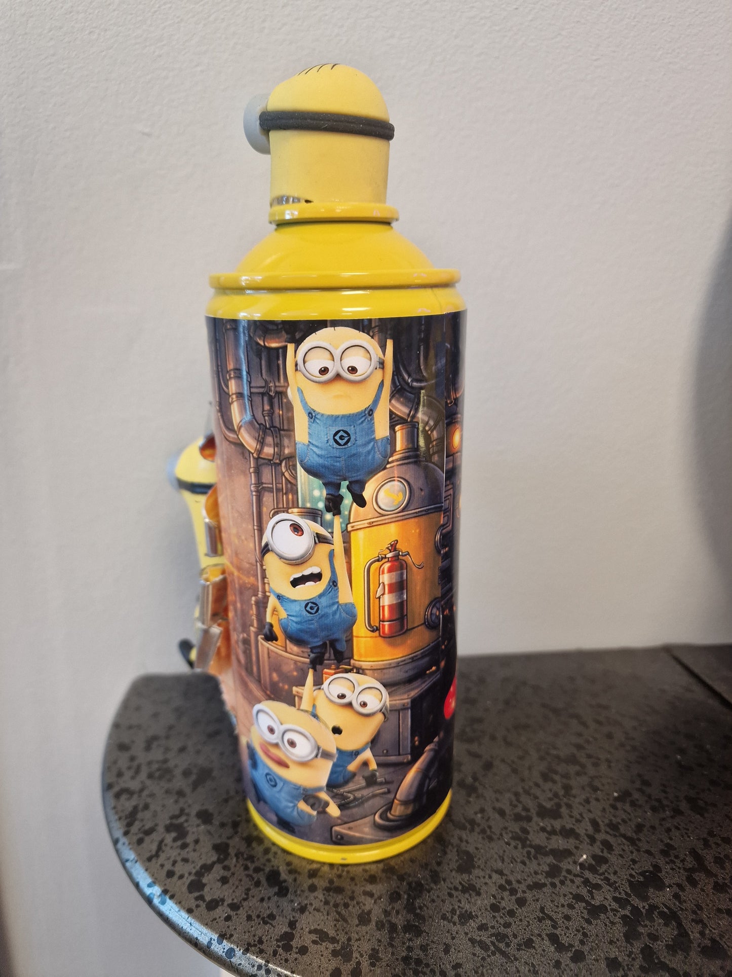 Bombe de peinture custom minions– Figurine des minions 3 pop culture artisanale
