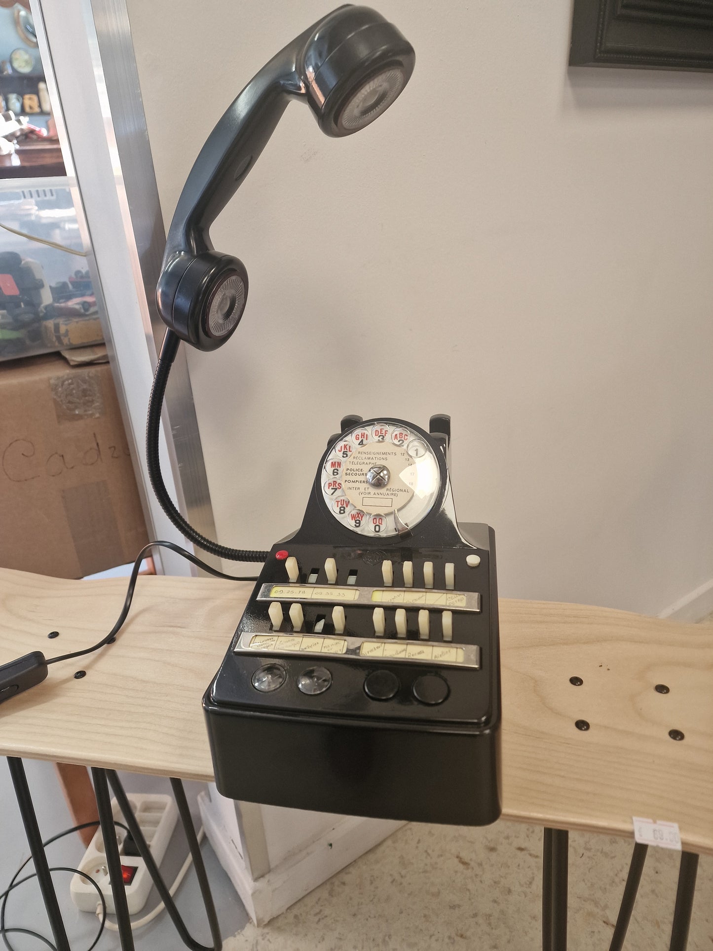 Lampe vintage upcyclée – téléphone  transformé en lampe design industrielle