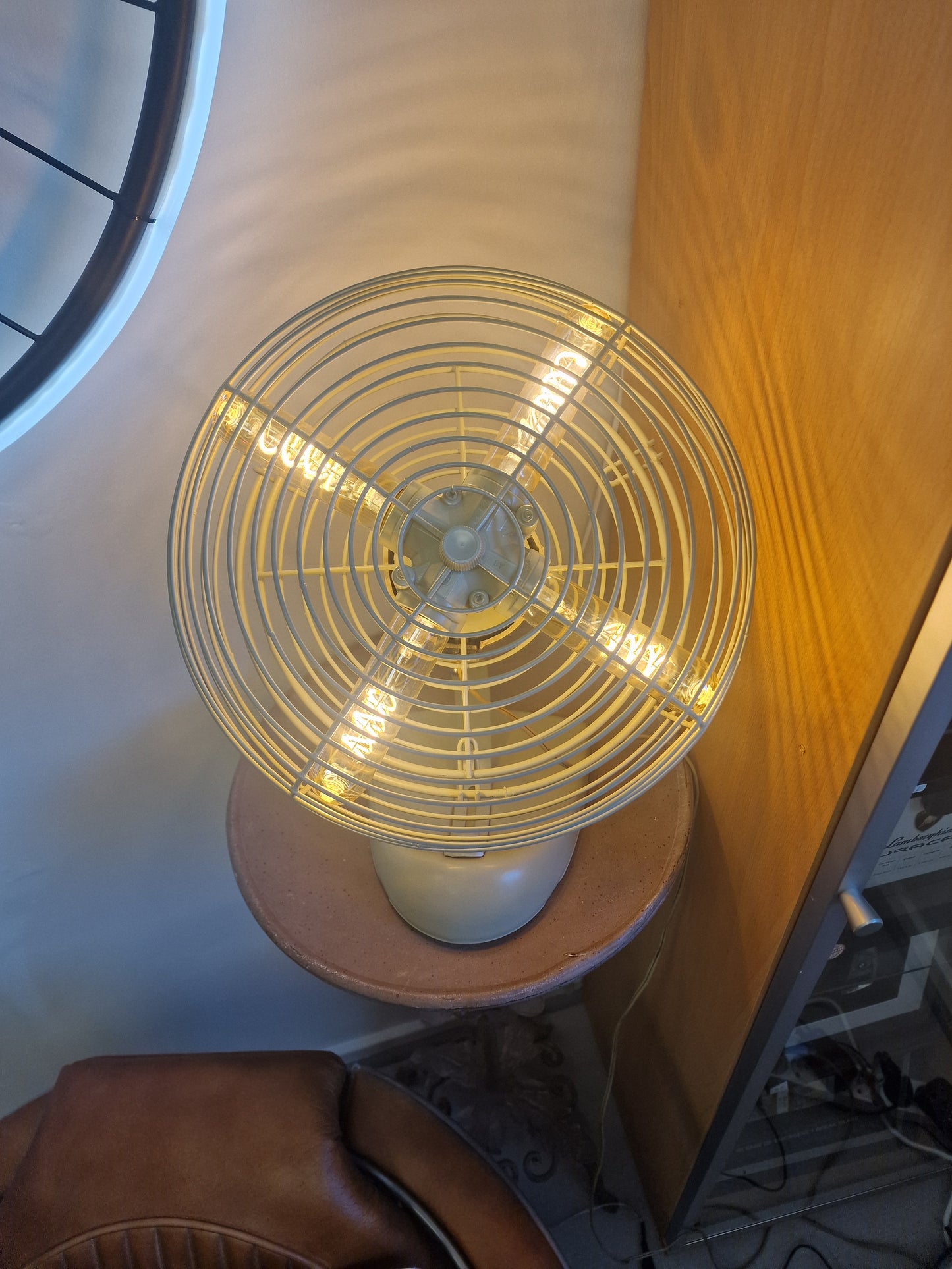 Lampe industrielle vintage en ancien ventilateur – Création unique avec 4 ampoules LED