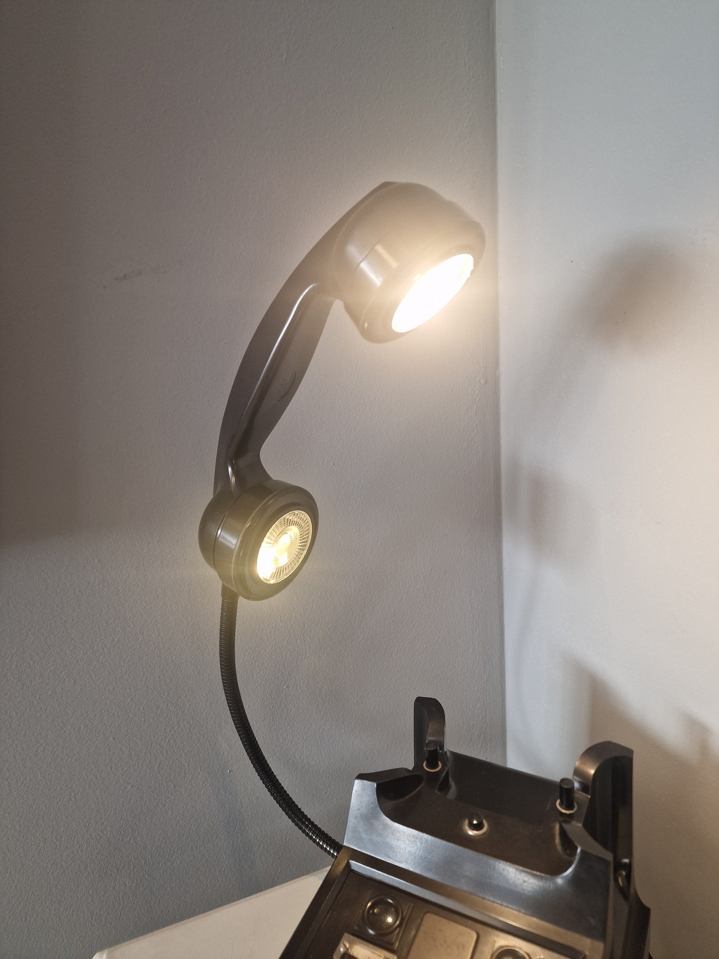 Lampe vintage upcyclée – téléphone  transformé en lampe design industrielle