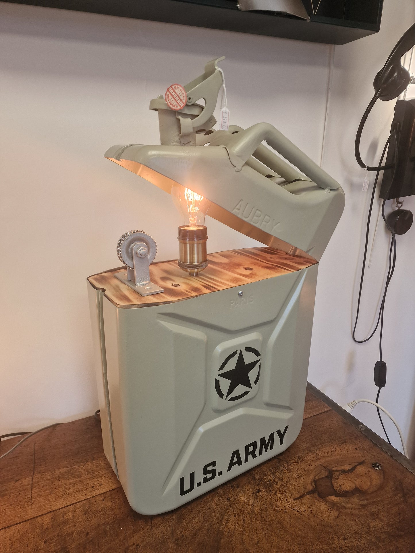 Lampe jerrican US Army artisanale – Lampe briquet vintage en métal – Création unique Made in Ardèche