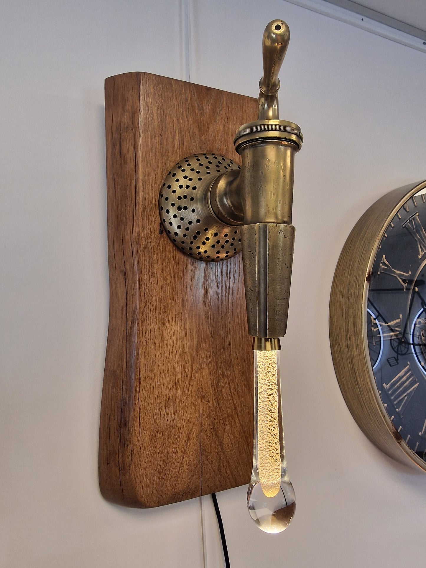 Lampe Murale Artisanale design en Robinet de Vigneron & Bois d’Acacia – Ampoule Goutte d’Eau (Ardèche)