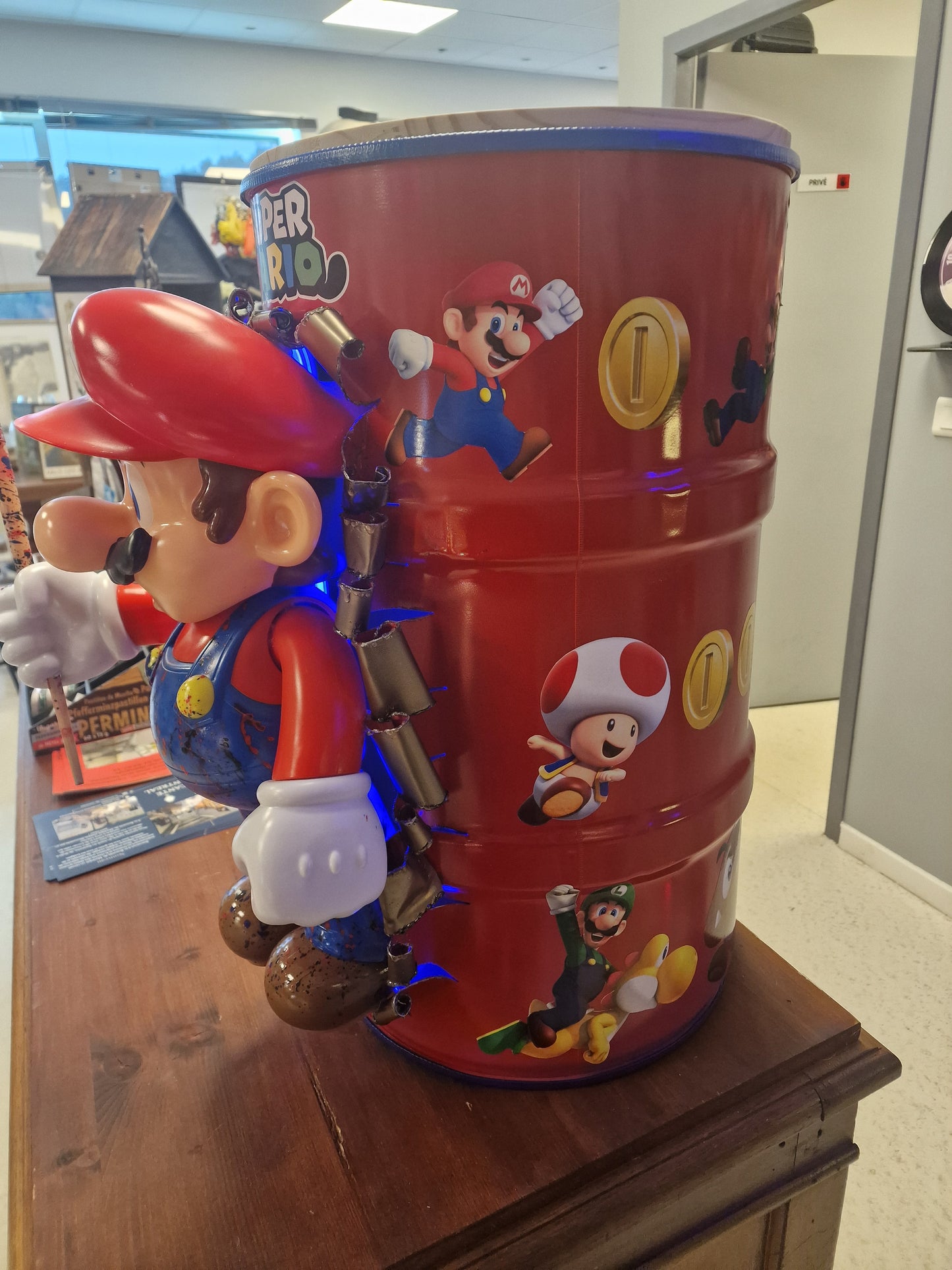 Table d’appoint super mario – Bidon métal custom 60L transformé en meuble design geek