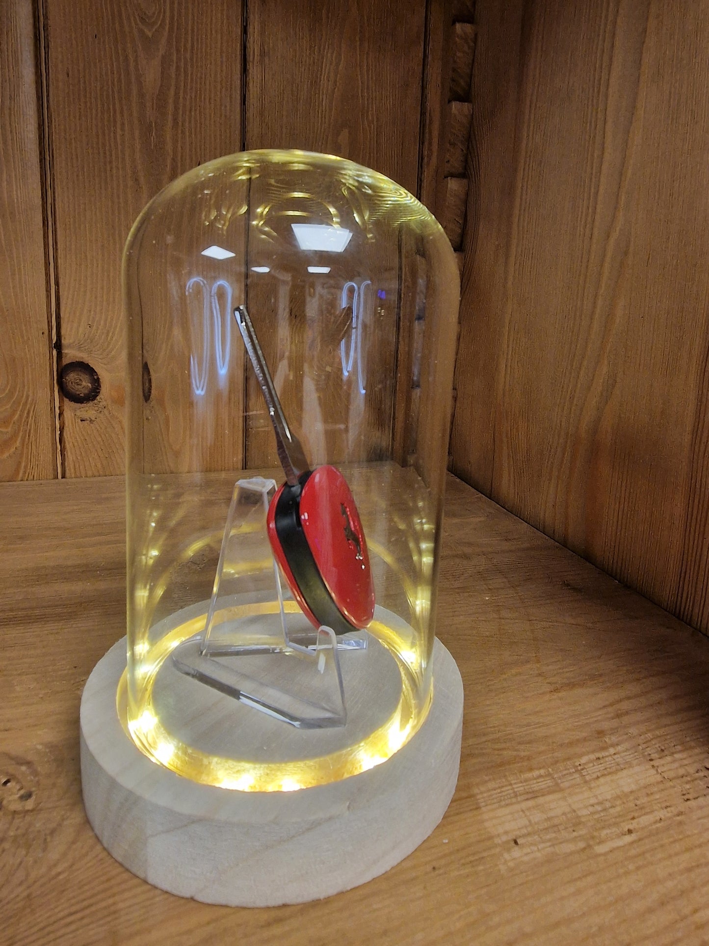 Clé Ferrari Sous Cloche LED – Objet de Collection Automobile