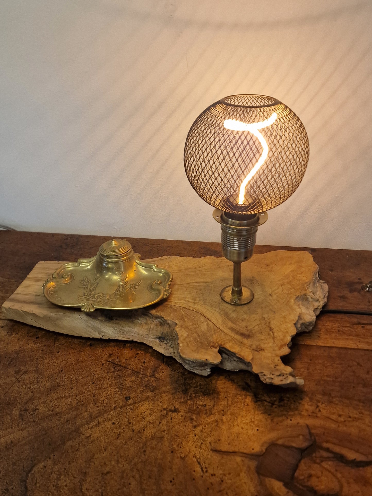 Lampe Artisanale en Bois Massif avec Encrier Vintage & Ampoule LED Cage – Création Unique en Ardèche