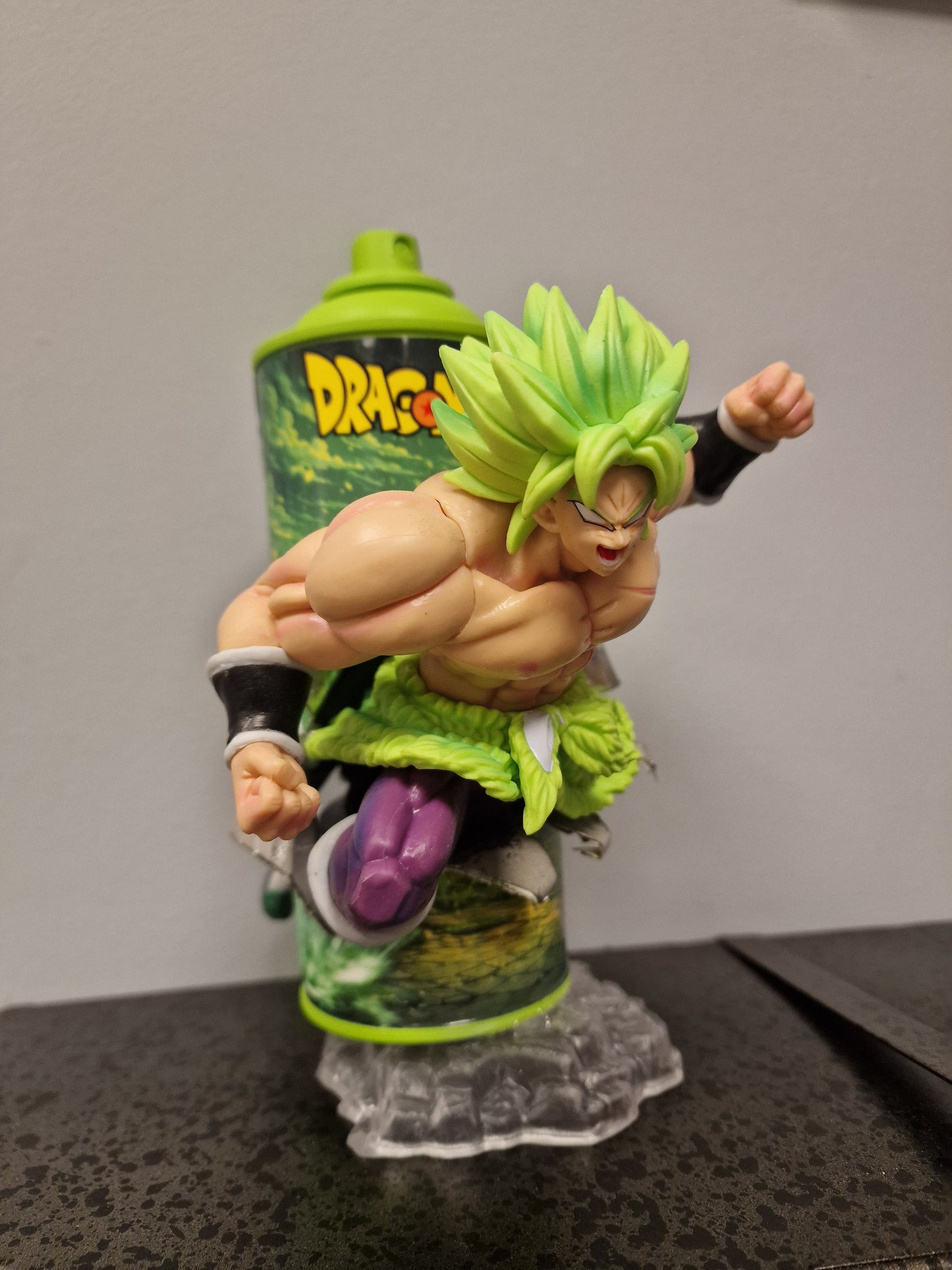 Bombe de peinture custom dragon ball z – Figurine broly pop culture artisanale