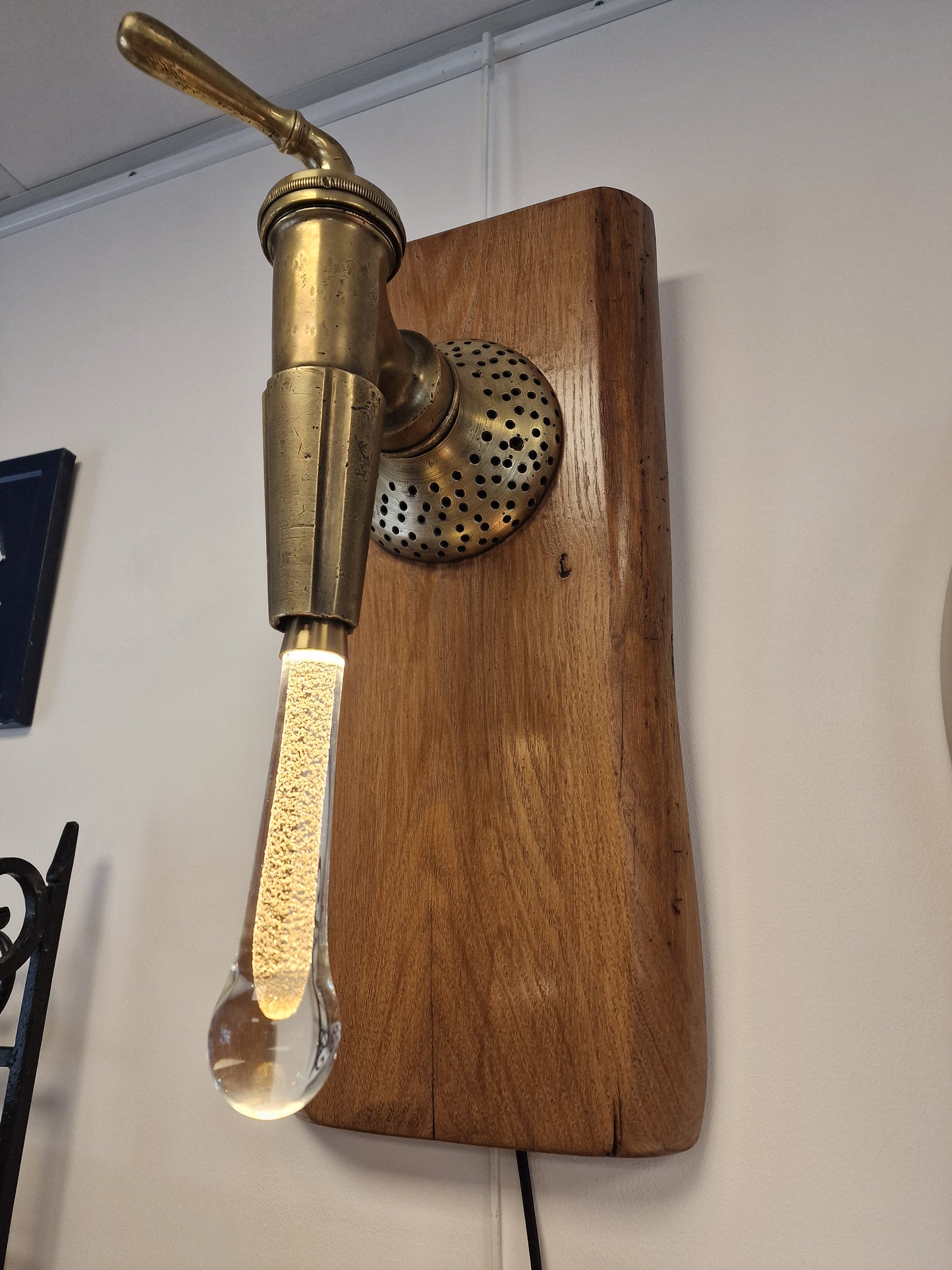 Lampe Murale Artisanale design en Robinet de Vigneron & Bois d’Acacia – Ampoule Goutte d’Eau (Ardèche)