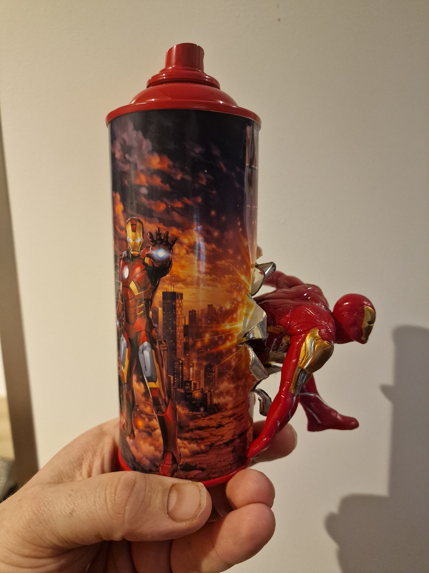 Bombe de peinture custom marvel – Figurine iron man pop culture artisanale