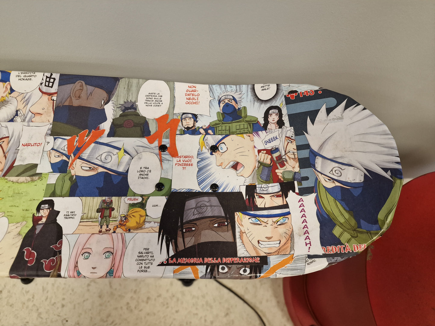 Table d’Appoint Naruto en Planche de Skate – Tabouret Manga Artisanal