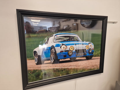 Cadre décoratif Alpine – Photographie Alpine A110 avec phares lumineux intégrés (Format 54 × 74 cm)
