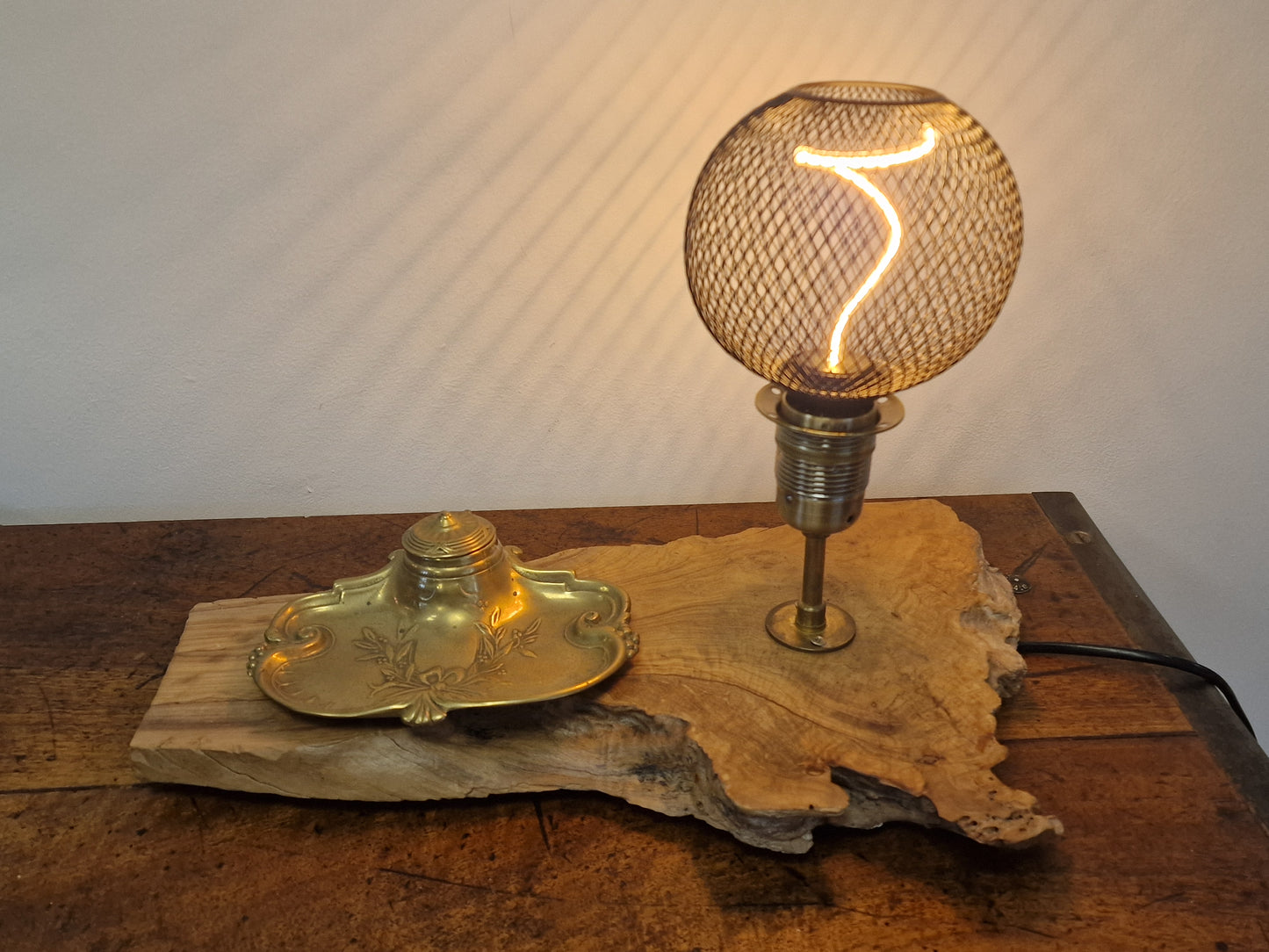Lampe Artisanale en Bois Massif avec Encrier Vintage & Ampoule LED Cage – Création Unique en Ardèche