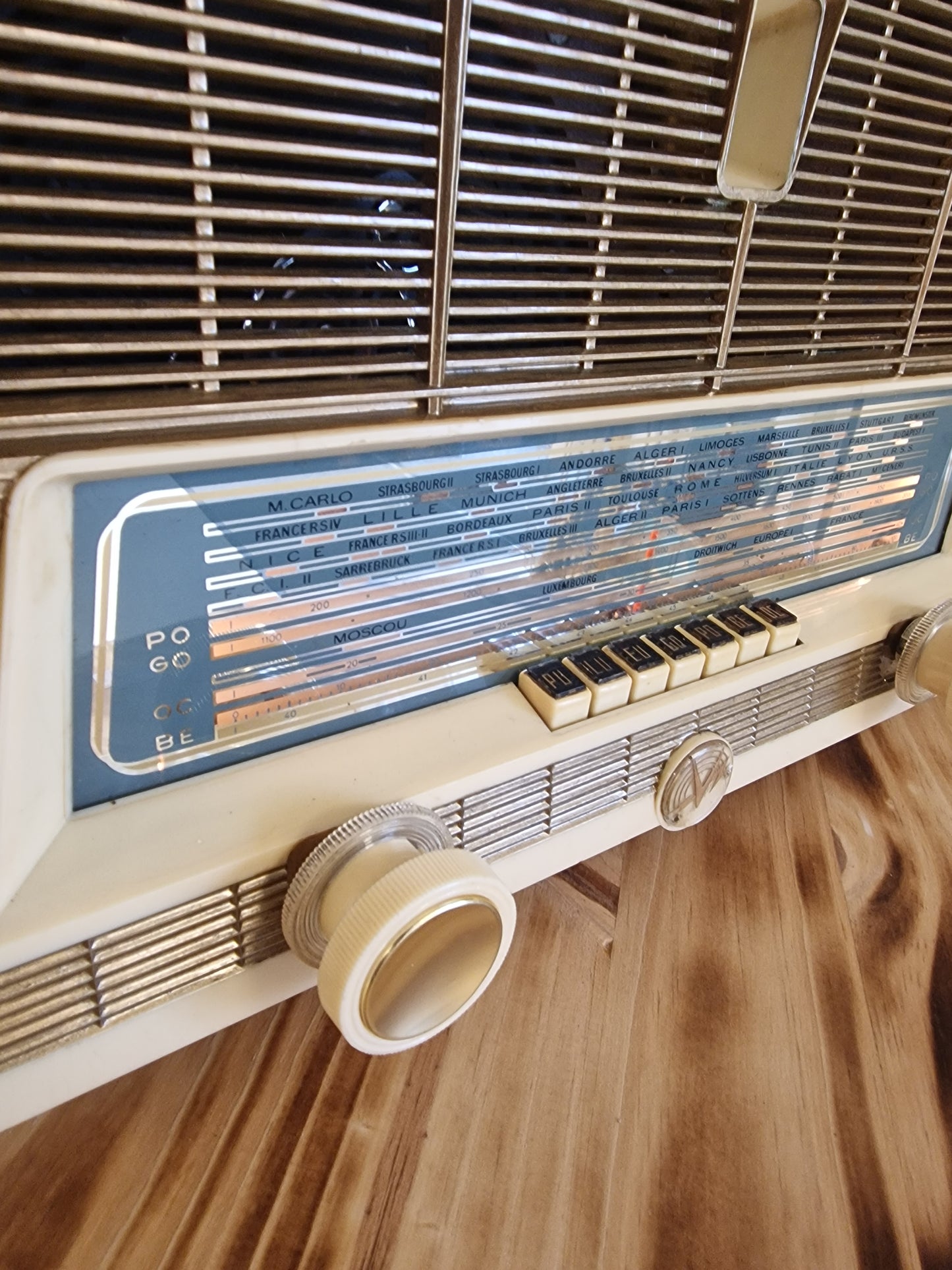 Radio vintage Lyre transformée en enceinte Bluetooth