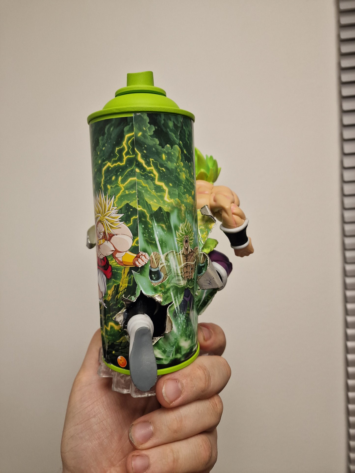 Bombe de peinture custom dragon ball z – Figurine broly pop culture artisanale