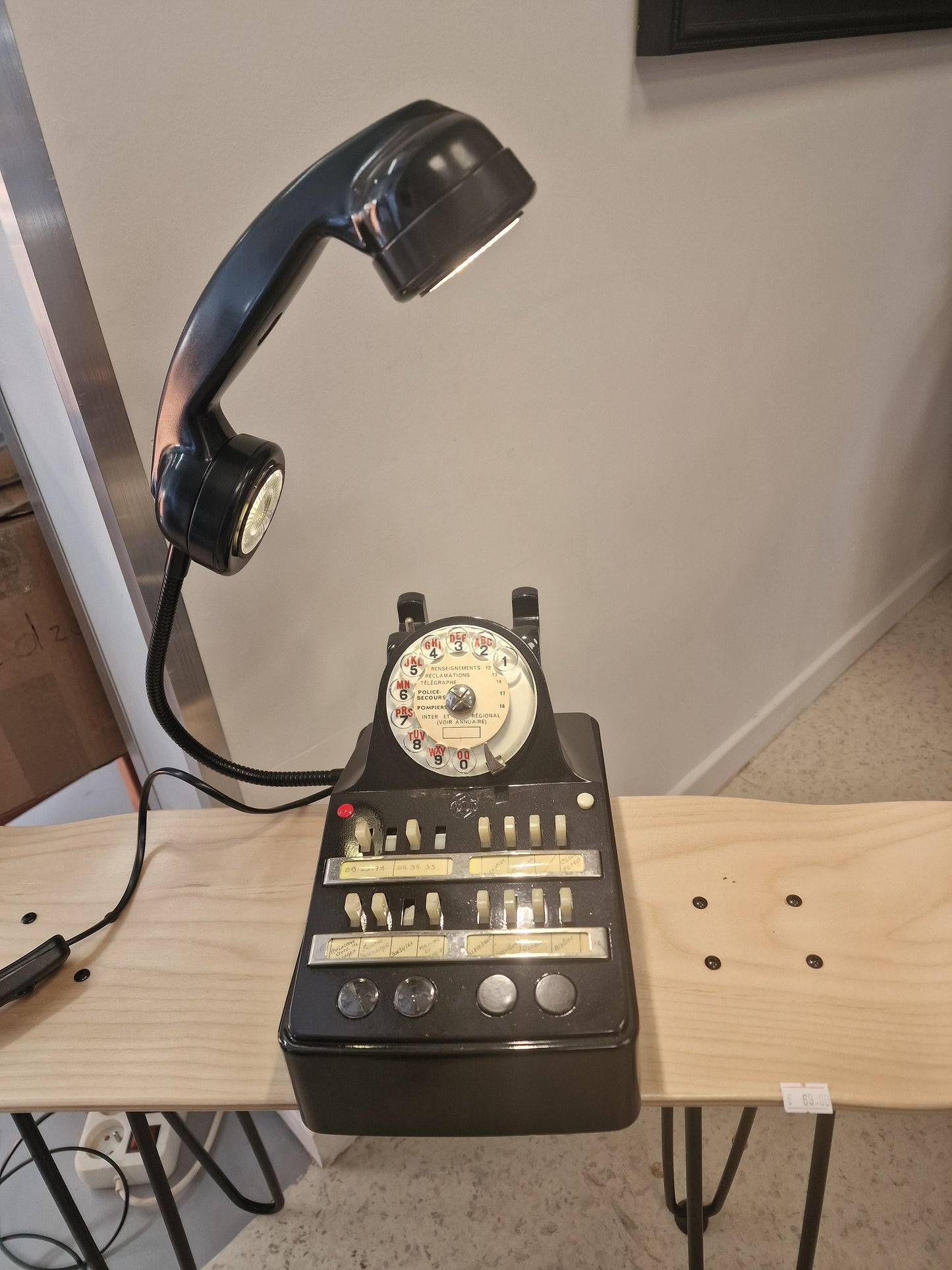 Lampe vintage upcyclée – téléphone  transformé en lampe design industrielle