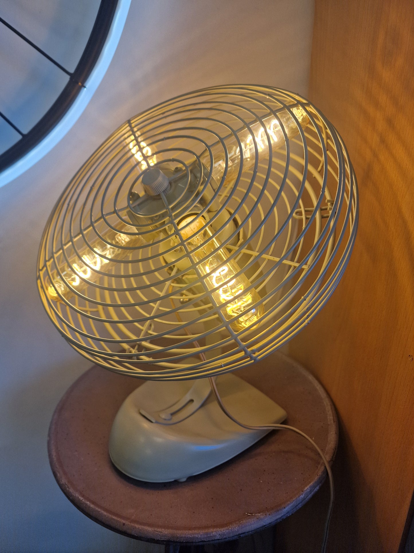 Lampe industrielle vintage en ancien ventilateur – Création unique avec 4 ampoules LED