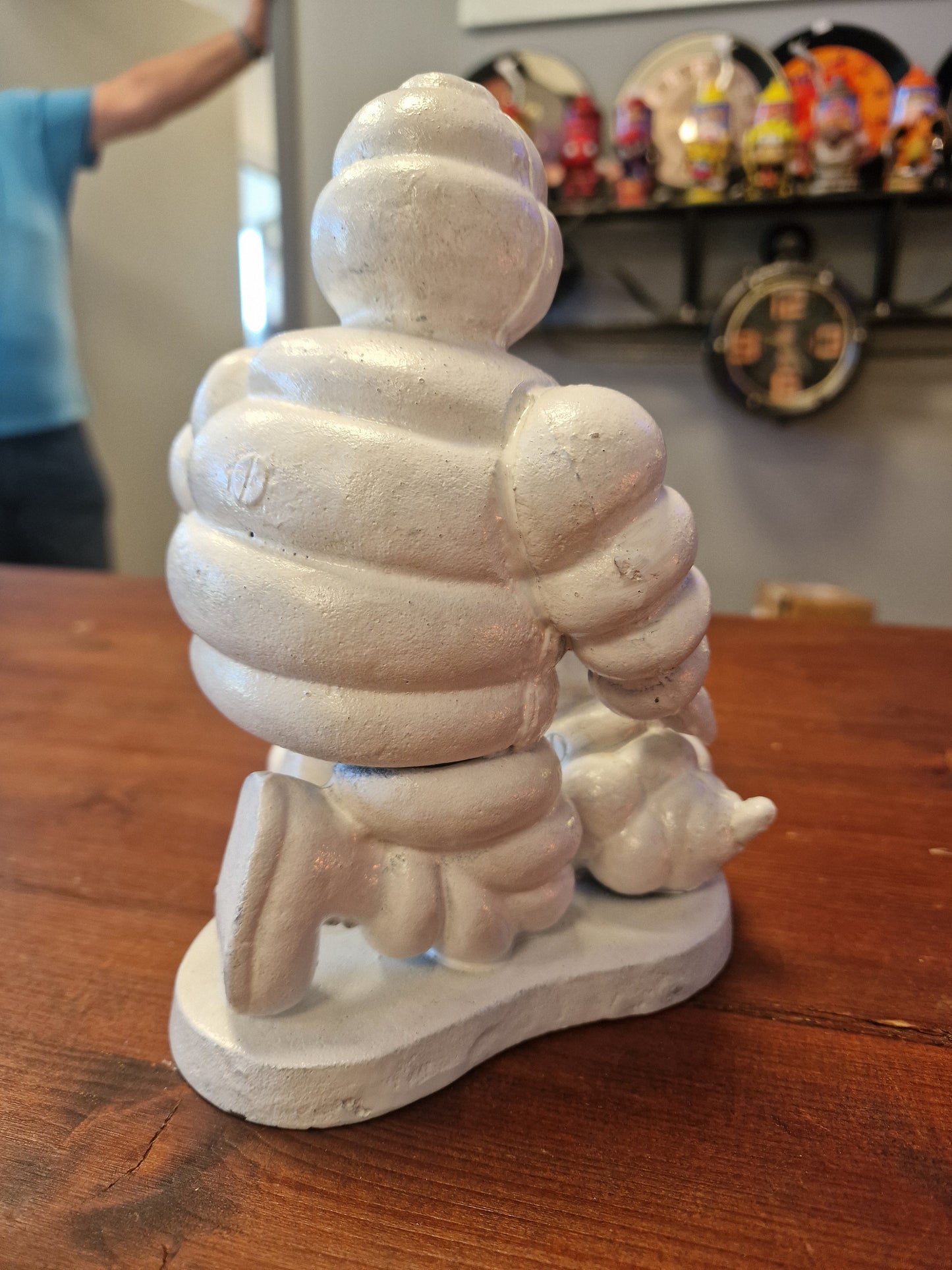 Statuette Michelin Bibendum en fonte avec chien – Sculpture publicitaire vintage en métal 20 cm