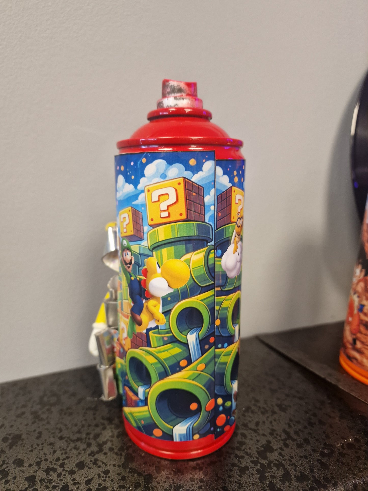 Bombe de peinture custom nintendo  – Figurine mario pompier  pop culture artisanale