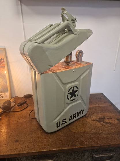 Lampe jerrican US Army artisanale – Lampe briquet vintage en métal – Création unique Made in Ardèche