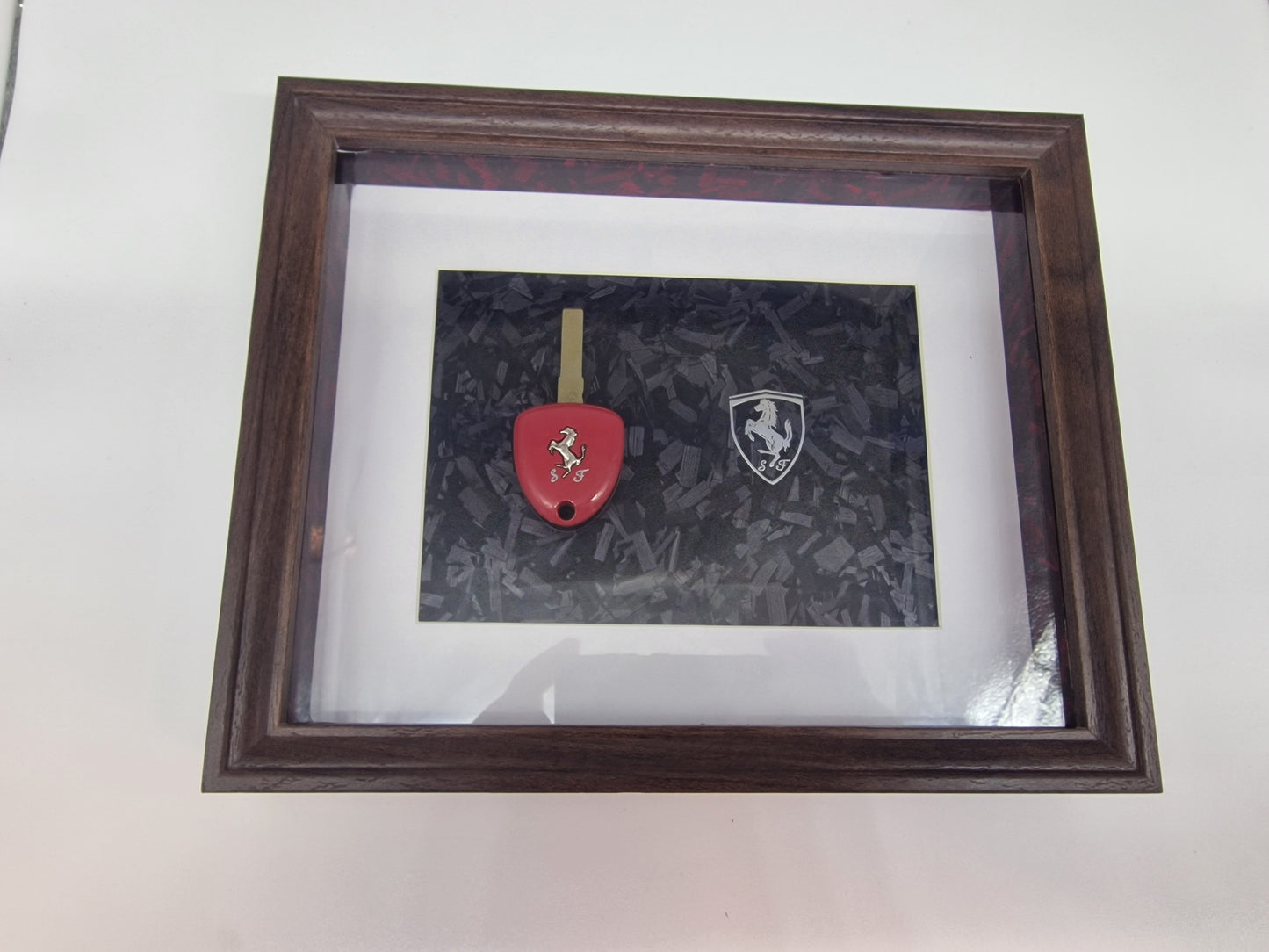Cadre décoratif Ferrari – Clé Ferrari & logo métallisé sur fond carbone forgé (Format 20 × 25 cm)