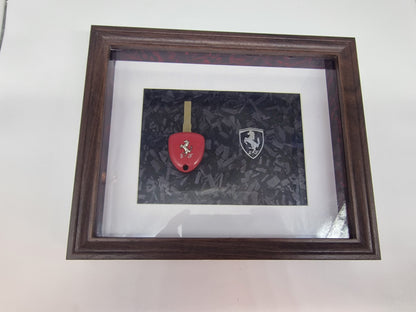 Cadre décoratif Ferrari – Clé Ferrari & logo métallisé sur fond carbone forgé (Format 20 × 25 cm)