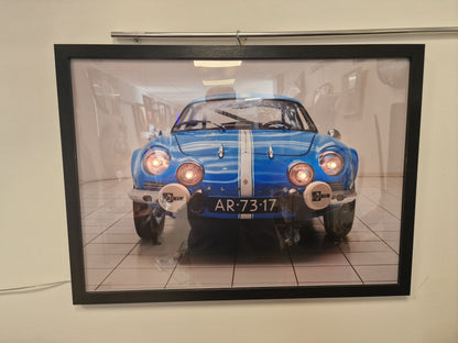 Cadre Photographie Alpine A110 avec phares lumineux intégrés (Format 54 × 74 cm)