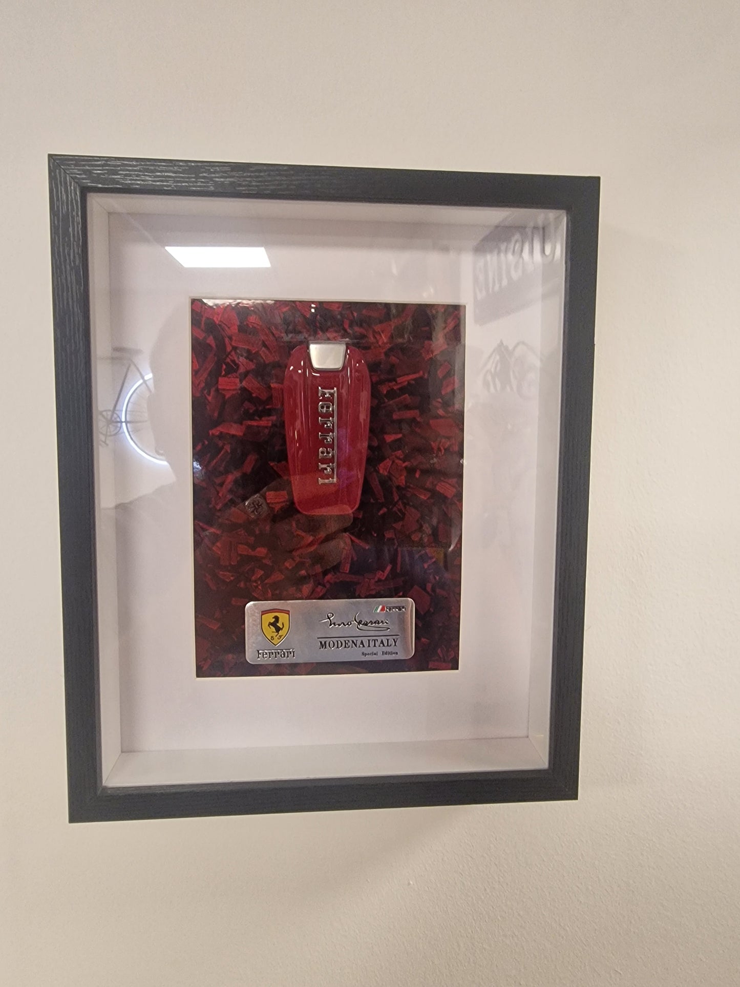 Cadre clé Ferrari A4 – Clé Ferrari Rouge | Décoration Murale Automobile de Collection