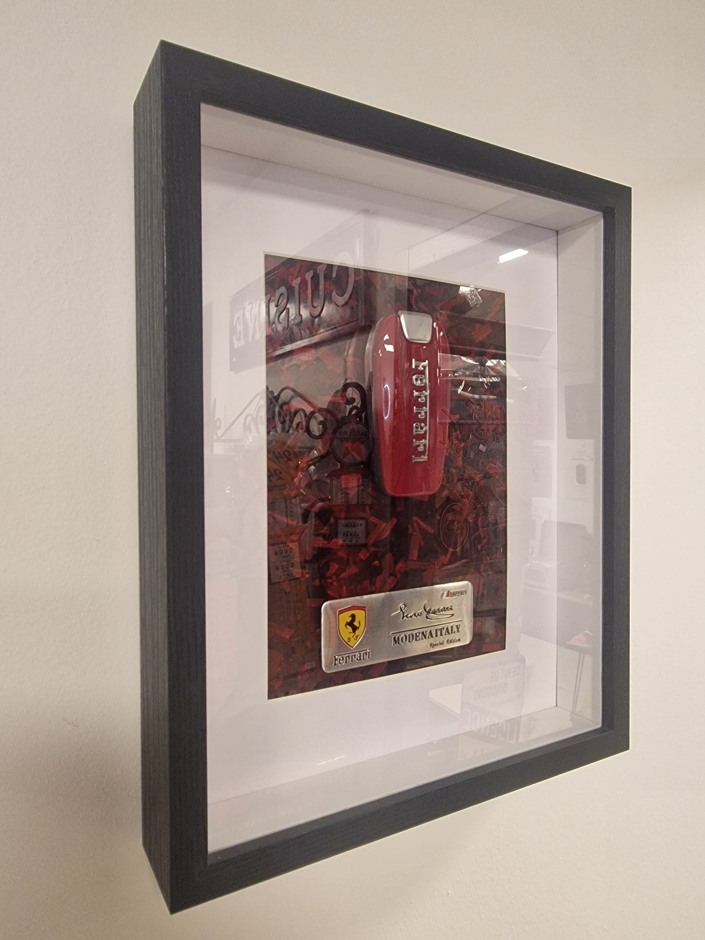 Cadre clé Ferrari A4 – Clé Ferrari Rouge | Décoration Murale Automobile de Collection