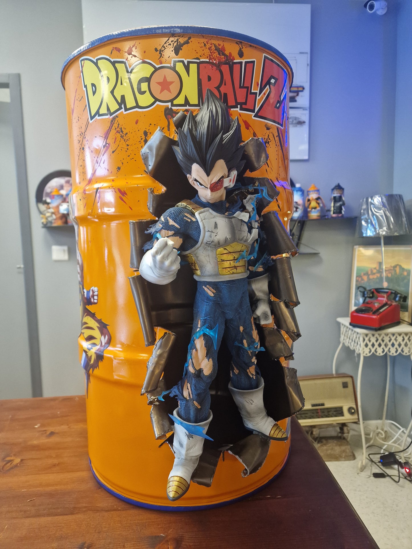Table d’appoint Dragon Ball Z avec Végéta – Bidon métal custom 60L transformé en meuble design geek