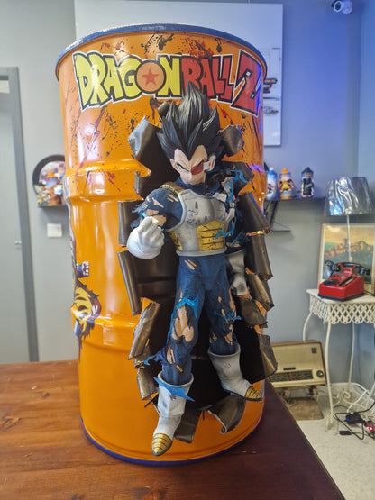 Table d’appoint Dragon Ball Z avec Végéta – Bidon métal custom 60L transformé en meuble design geek